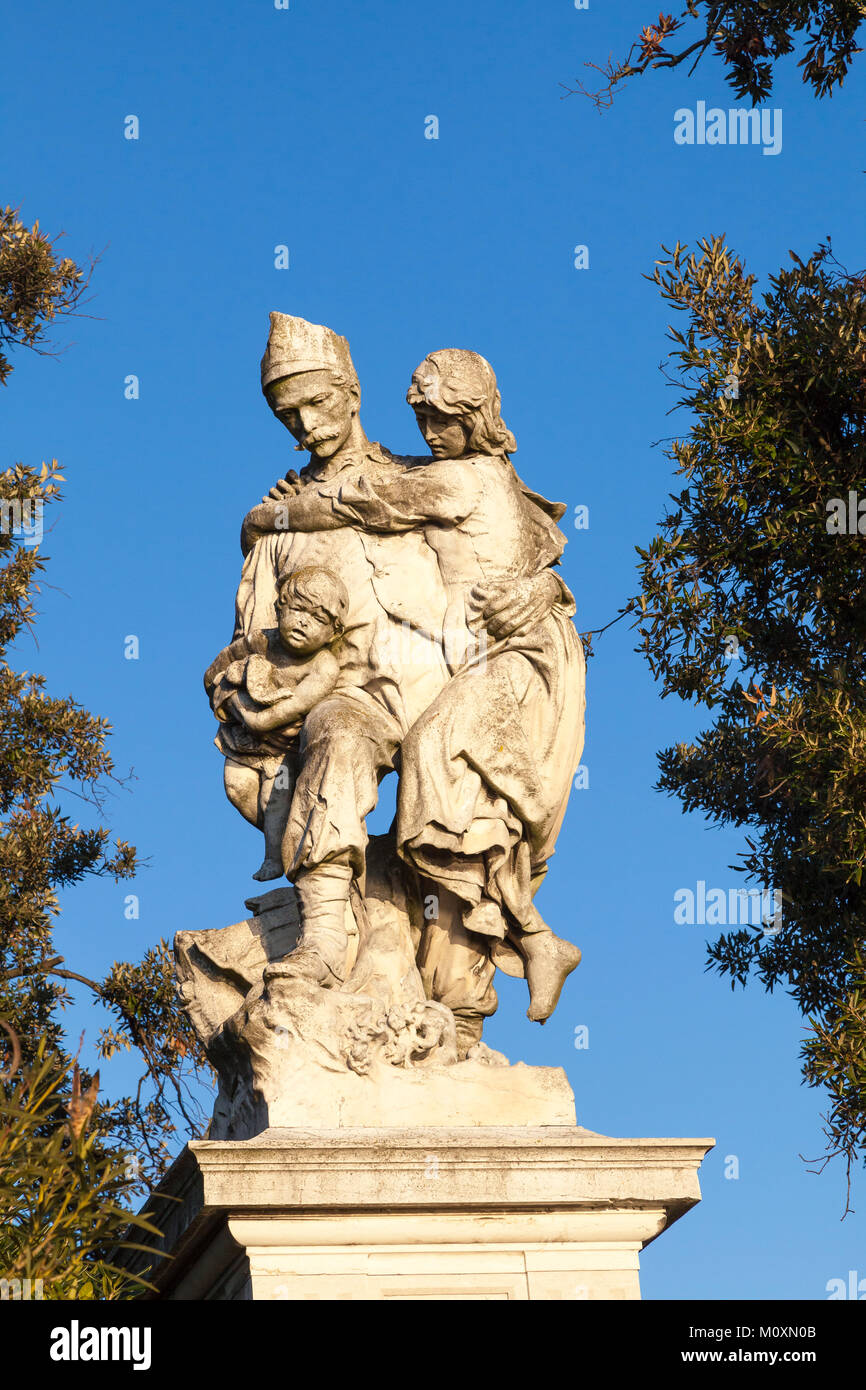 La statue d'un homme sauvant une mère et enfant commémorant la rivière Po 1951 dévastatrices inondations dans les Giardini Pubblici, Venise, Vénétie, Italie. Banque D'Images