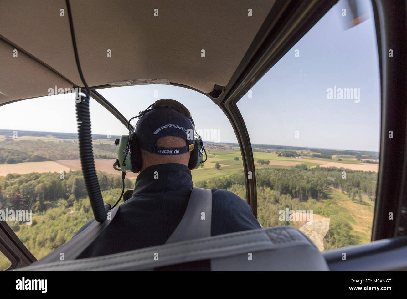 Vue sur le pilote d'hélicoptère et paysage du sud de la Bavière, Allemagne Banque D'Images