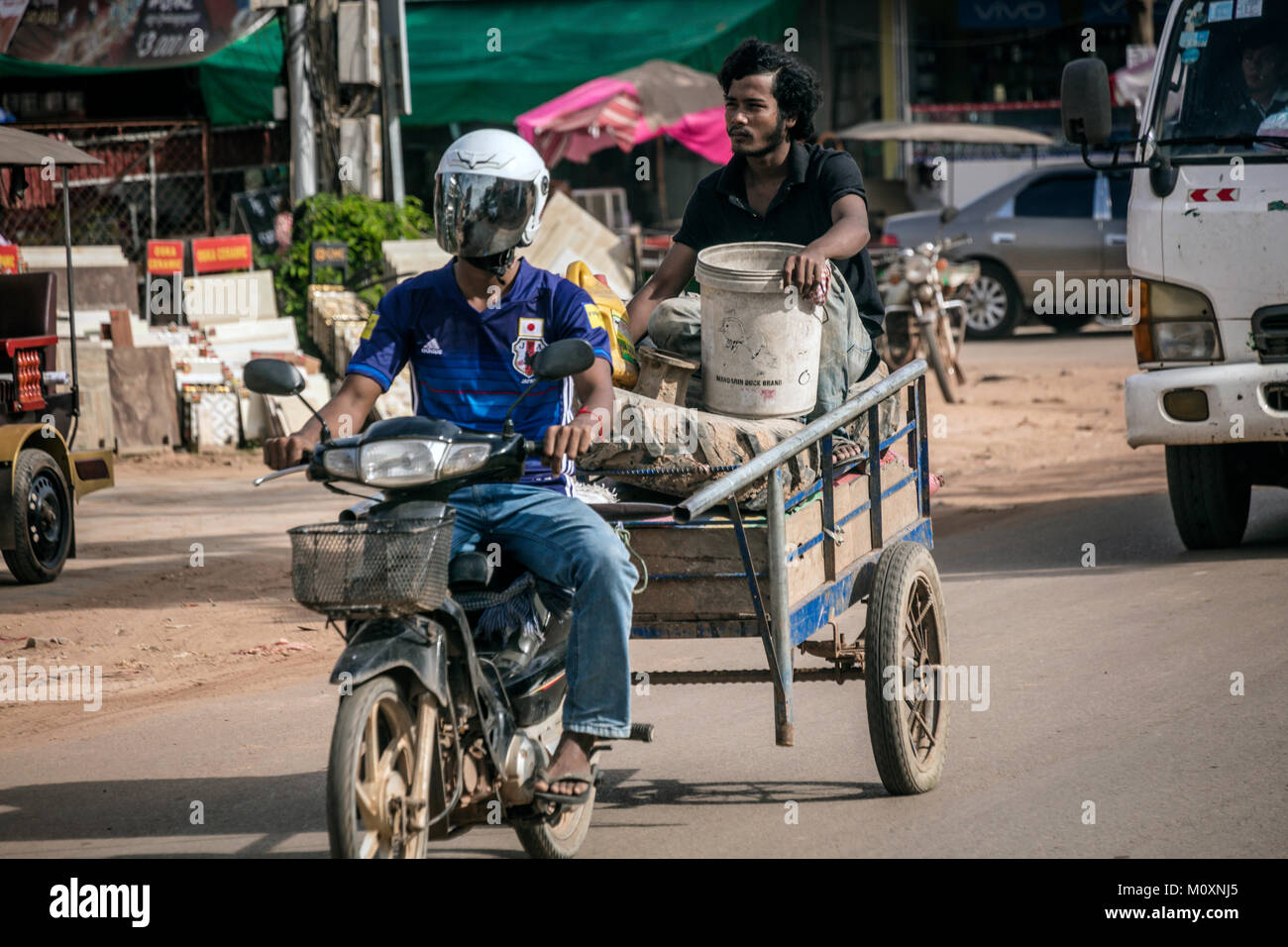 Équitation cambodgienne du cyclomoteur remorque Remorquage avec passager, Sangkat Chat Kouk, Krong Siem Reap, Cambodge. Banque D'Images