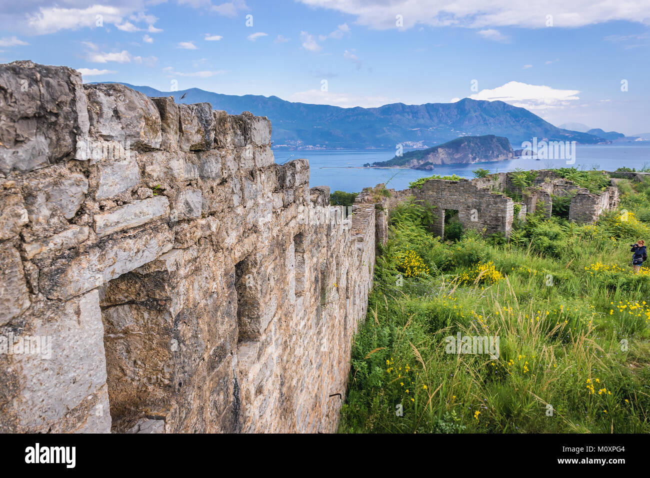 Ruines du 19e siècle la forteresse de Mogren Budva autrichien en ville sur la côte Adriatique, au Monténégro. Arrière-plan sur l'île de Sveti Nikola Banque D'Images