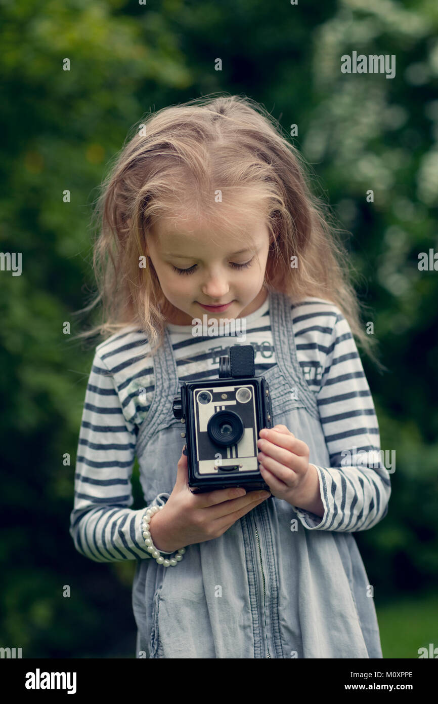 Fille à l'aide d'un appareil moyen format Banque D'Images