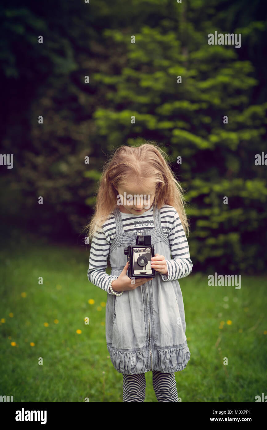Fille à l'aide d'un appareil moyen format Banque D'Images