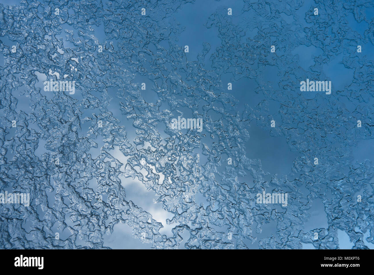 La grêle et de la glace, graupel sur verre de fenêtre sur le toit après une tempête de grêle s', Pays-Bas. Banque D'Images