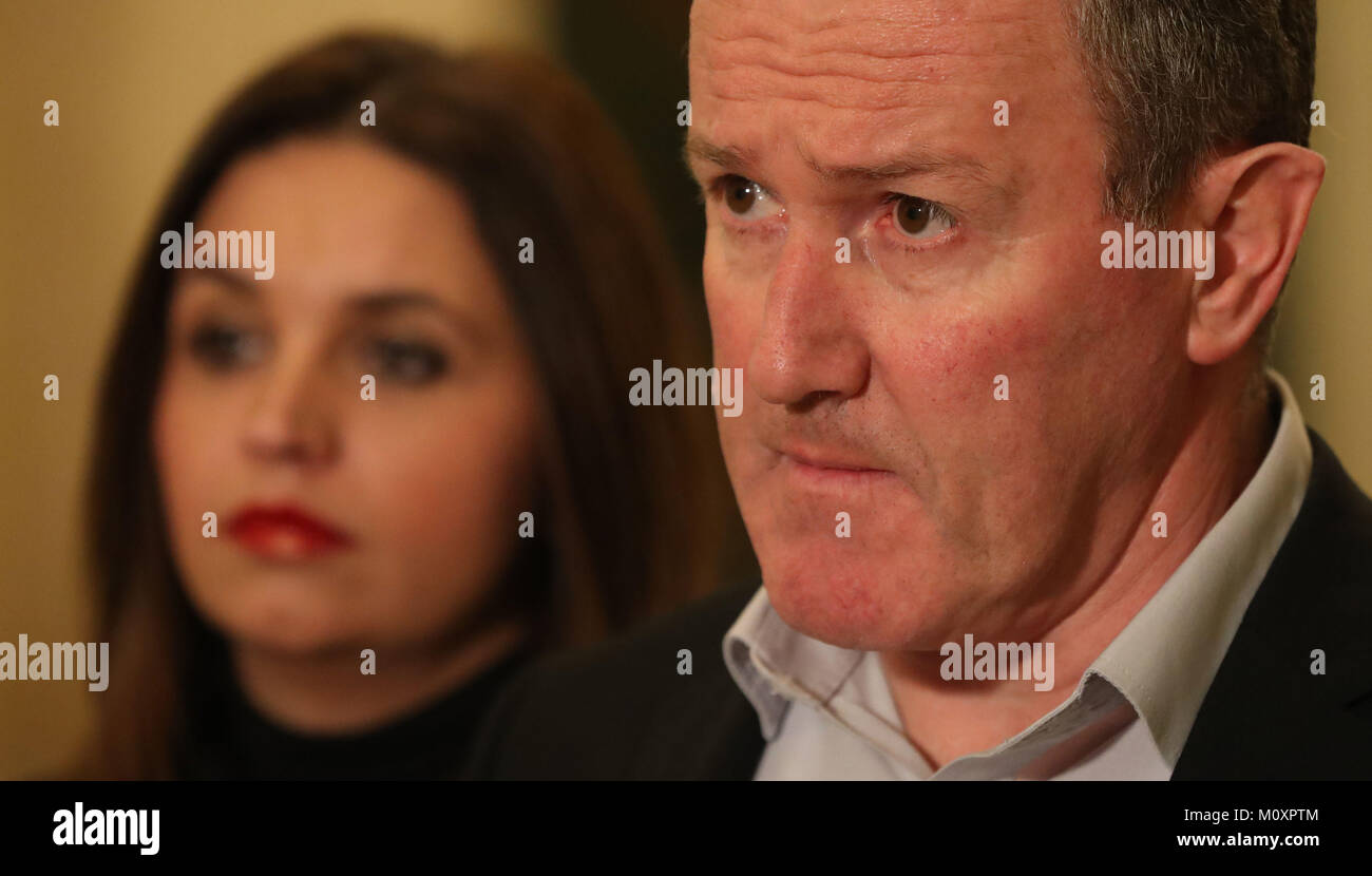 Sinn Feins Élisée McCallion et Conor Murphy au Stormont à Belfast le jour de la reprise des pourparlers pour sauver l'exécutif d'Irlande du Nord. Banque D'Images