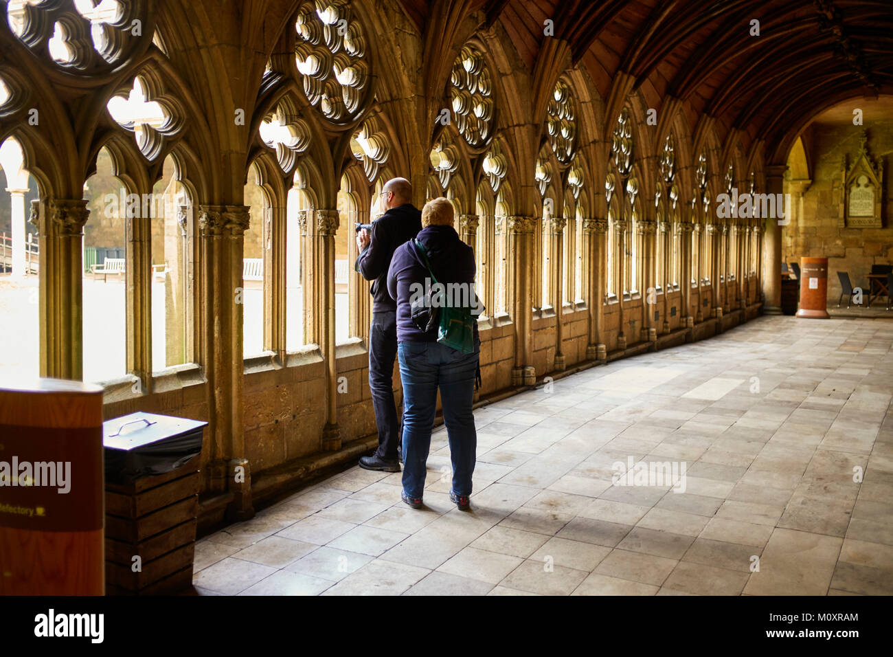 Les touristes de prendre en photo le cloître de la cathédrale de Lincoln Banque D'Images
