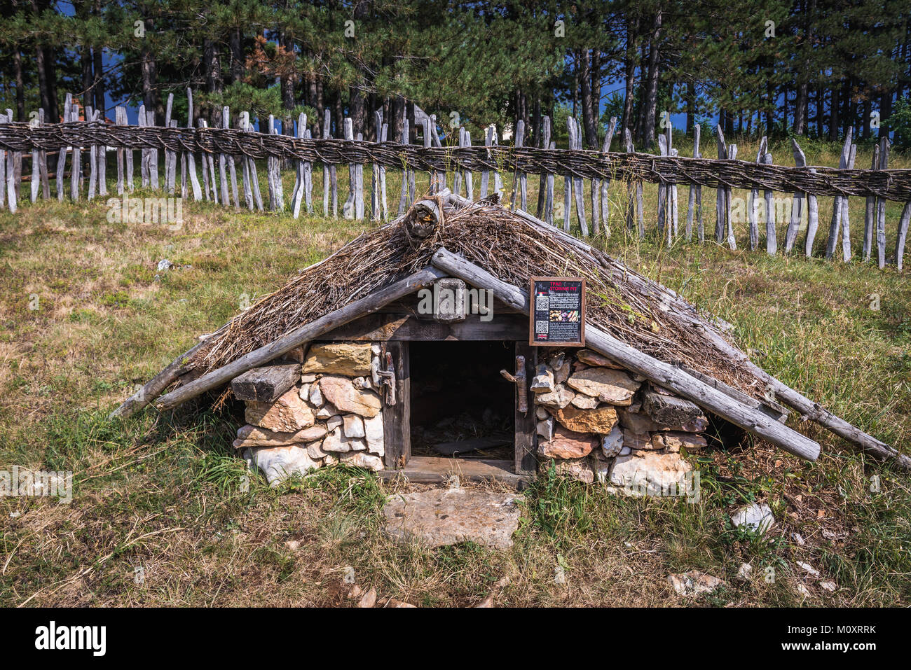 Fosse de stockage pour les légumes anciens dans le parc du patrimoine ethnographique appelé vieux musée du village de Sirogojno, Zlatibor village région, Serbie Banque D'Images