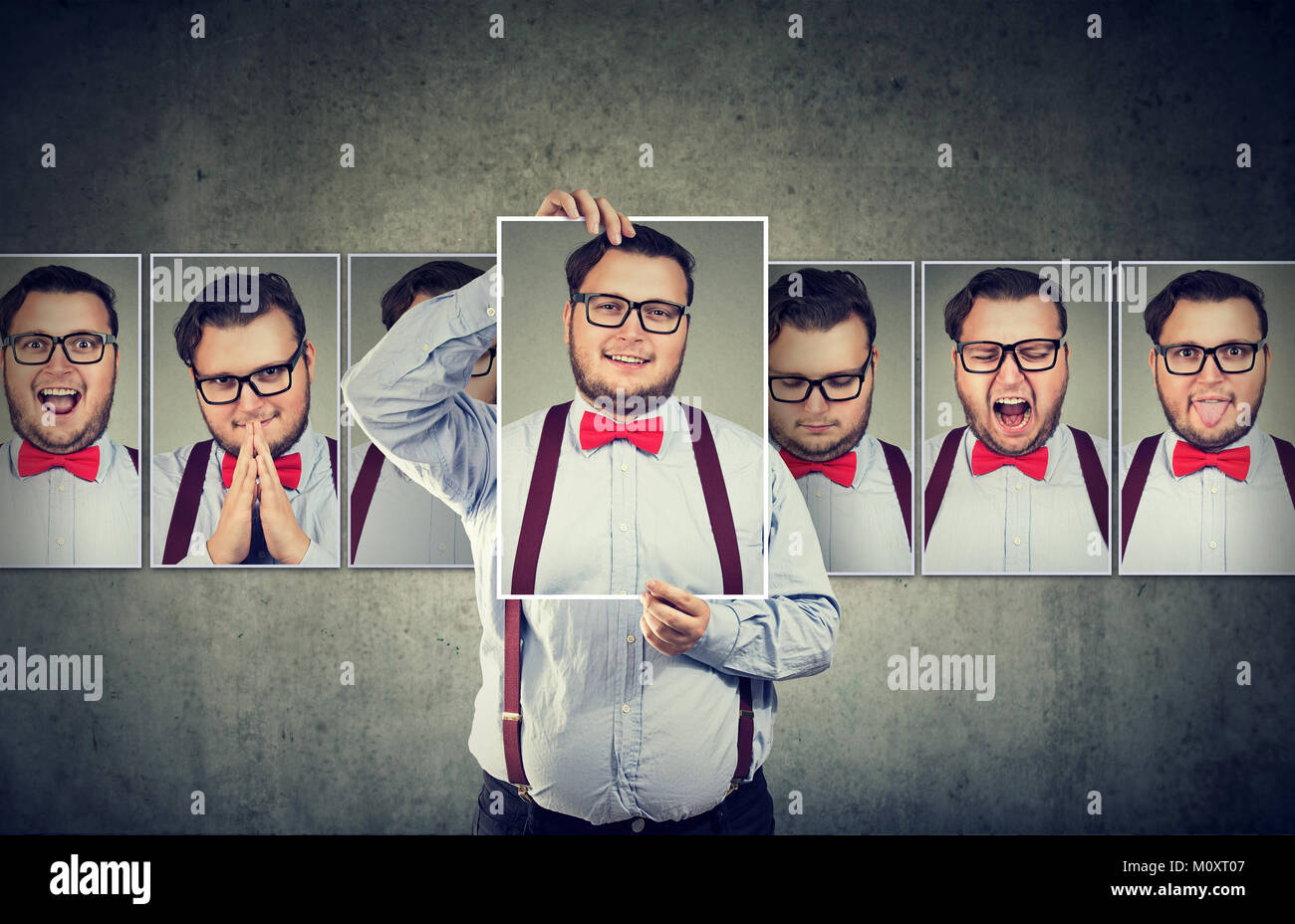 L'homme grassouillet avec double personnalité le choix d'humeur et se cacher du vrai sentiments. Banque D'Images