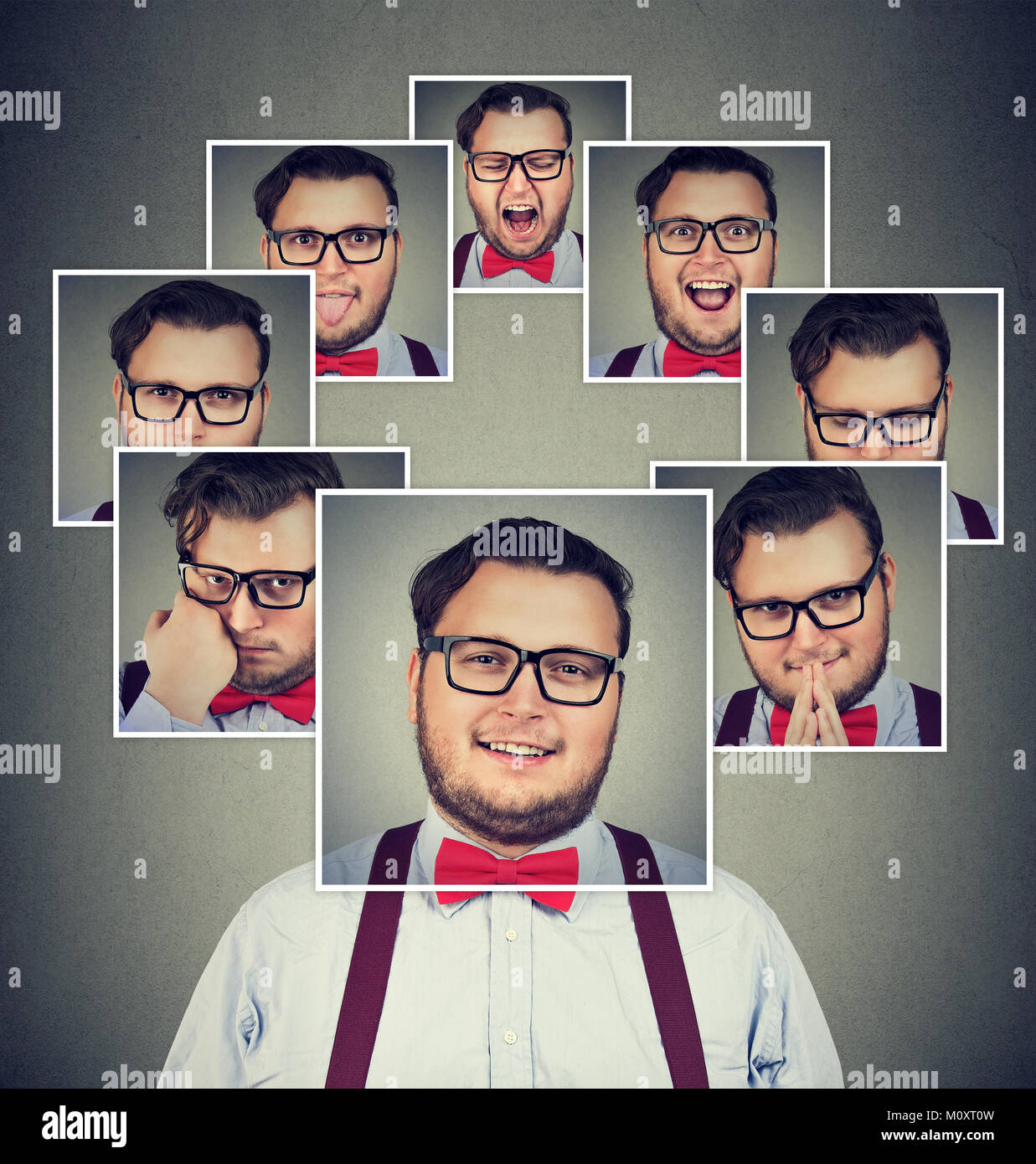 Jeune homme à l'expression avoir les changements d'humeur tout en se posant sur le gris. Banque D'Images