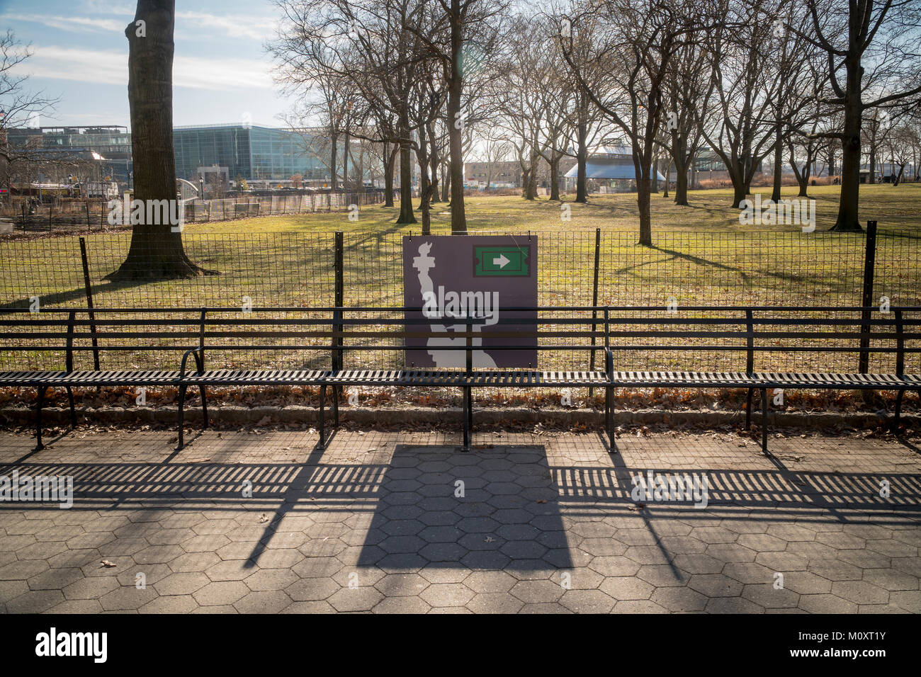 Un signe à Battery Park à New York, dirige les visiteurs vers la Statue de la liberté ferries le Samedi, Janvier 20, 2018 où l'île est fermée en raison de la fermeture du gouvernement. Services essentiels, y compris le courrier sont toujours en exploitation et certaines agences fonctionnent toujours, mais à une capacité limitée. Â© Richard B. Levine) Banque D'Images