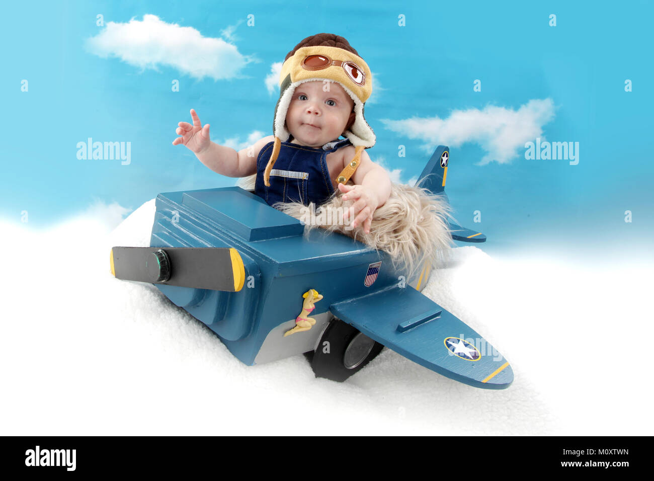 Garçon âgé de 5 mois en avion jouet, jeu de rôle pilot Banque D'Images