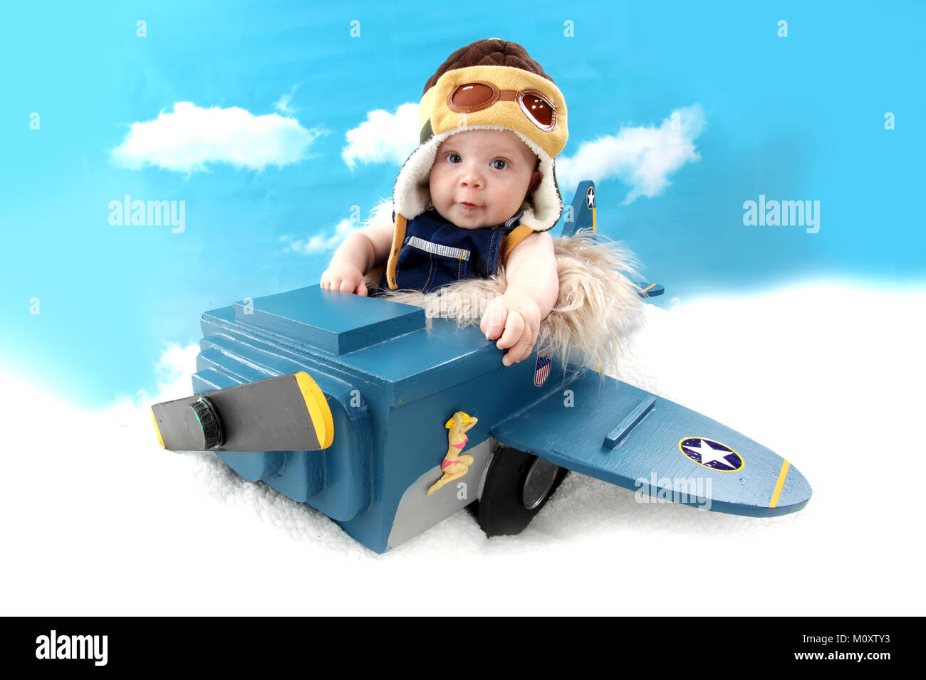 Garçon âgé de 5 mois en avion jouet, jeu de rôle pilot Banque D'Images