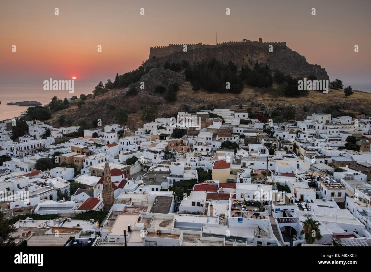 Lever du soleil sur la ville de Lindos, Rhodes, Grèce Banque D'Images