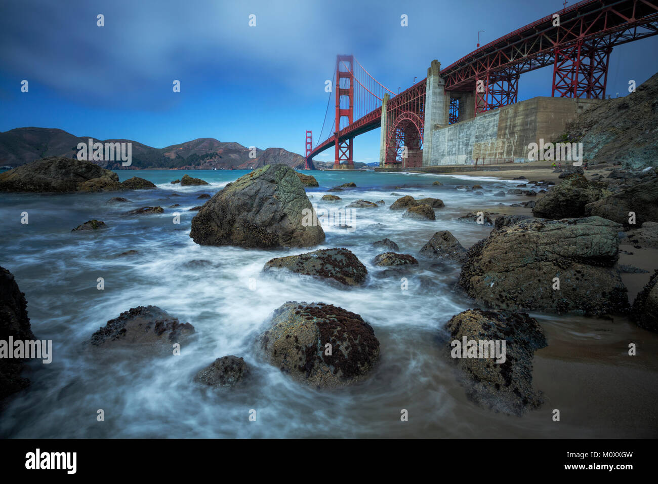 Golden Gate Bridge vu de Baker Beach, San Francisco. Banque D'Images