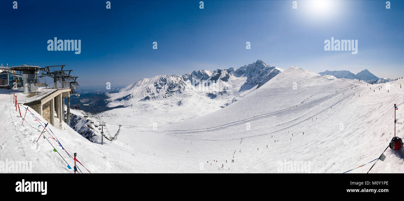 Ski in Polish Kasprowy Wierch sur journée ensoleillée située sur la frontière de la Pologne - Slovaquie Banque D'Images
