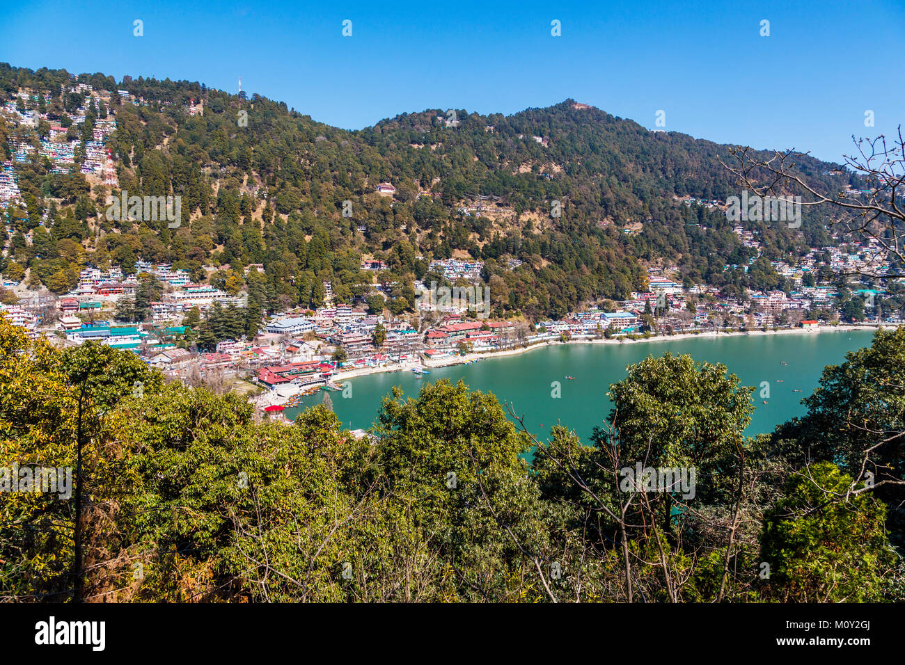 Vue de la rive du lac de Nainital et montagnes à Nainital, Ayerpatta, Uttarakhand, Inde du nord, un station dans les contreforts du Kumaon Himalaya Banque D'Images