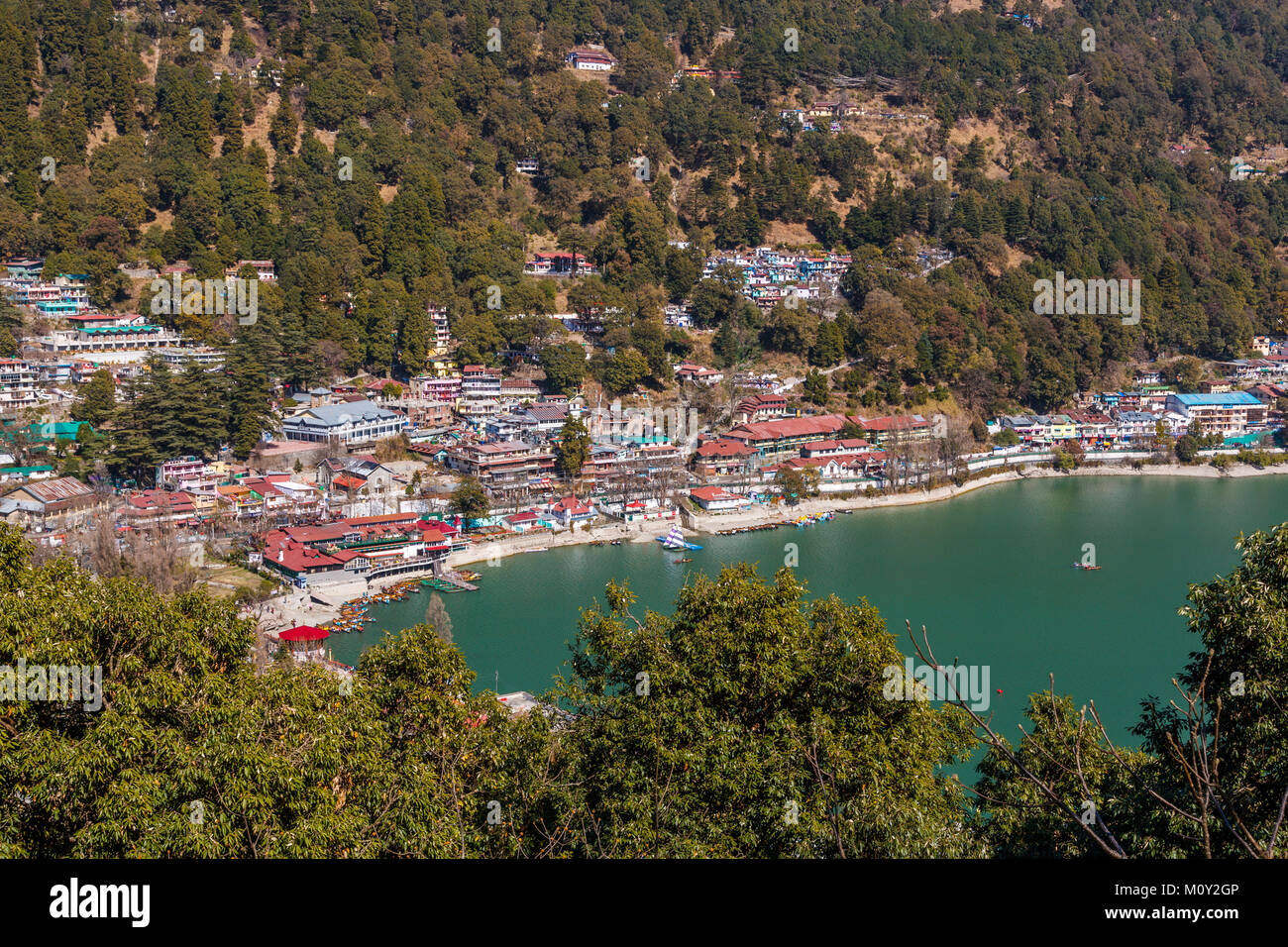 Vue de la rive du lac de Nainital et montagnes à Nainital, Ayerpatta, Uttarakhand, Inde du nord, un station dans les contreforts du Kumaon Himalaya Banque D'Images