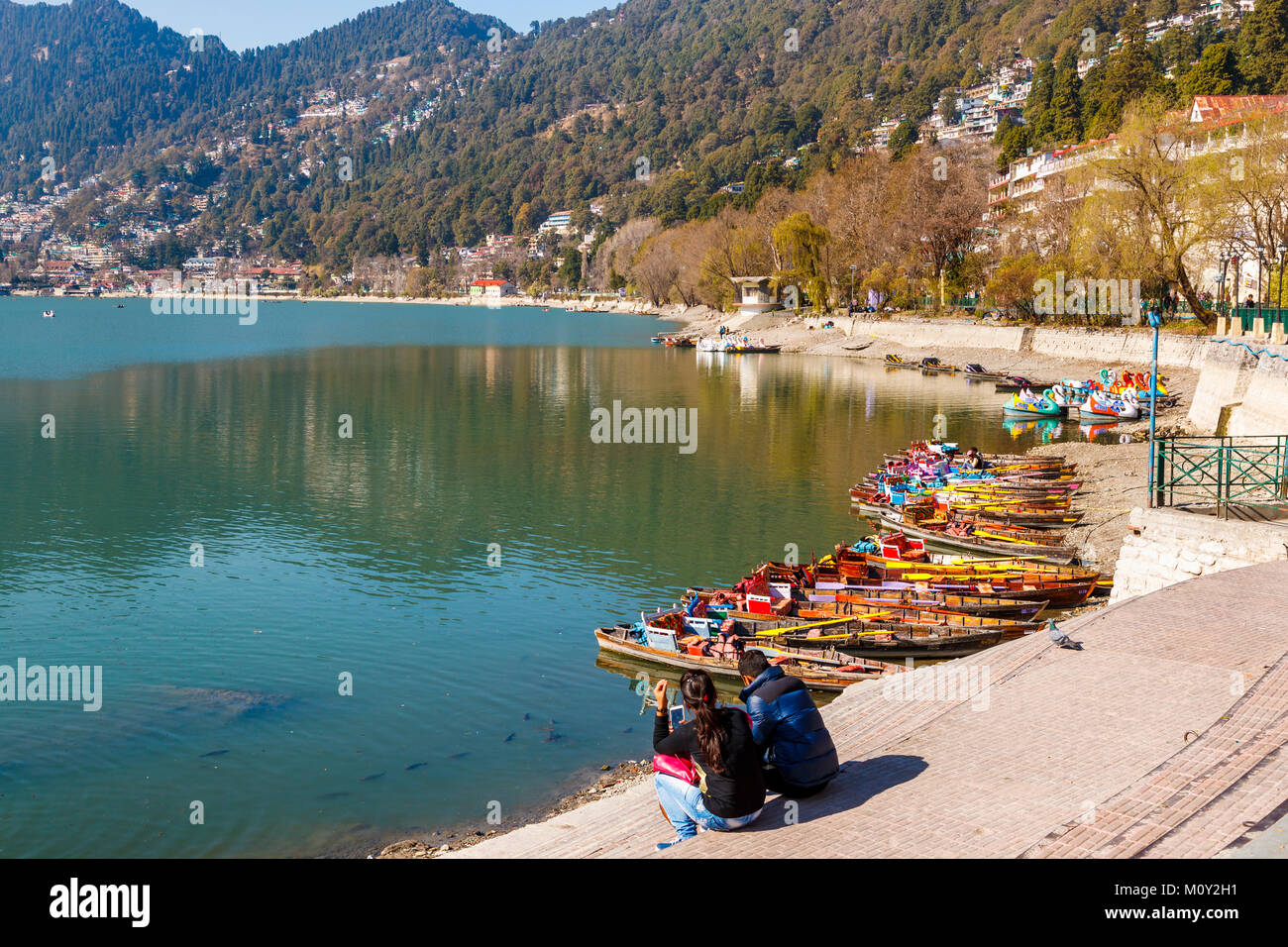 Les loisirs : l'aviron en bois colorés traditionnels bateaux amarrés sur la rive, Lac de Nainital, Ayerpatta, Nainital, Uttarakhand, Inde du nord Banque D'Images