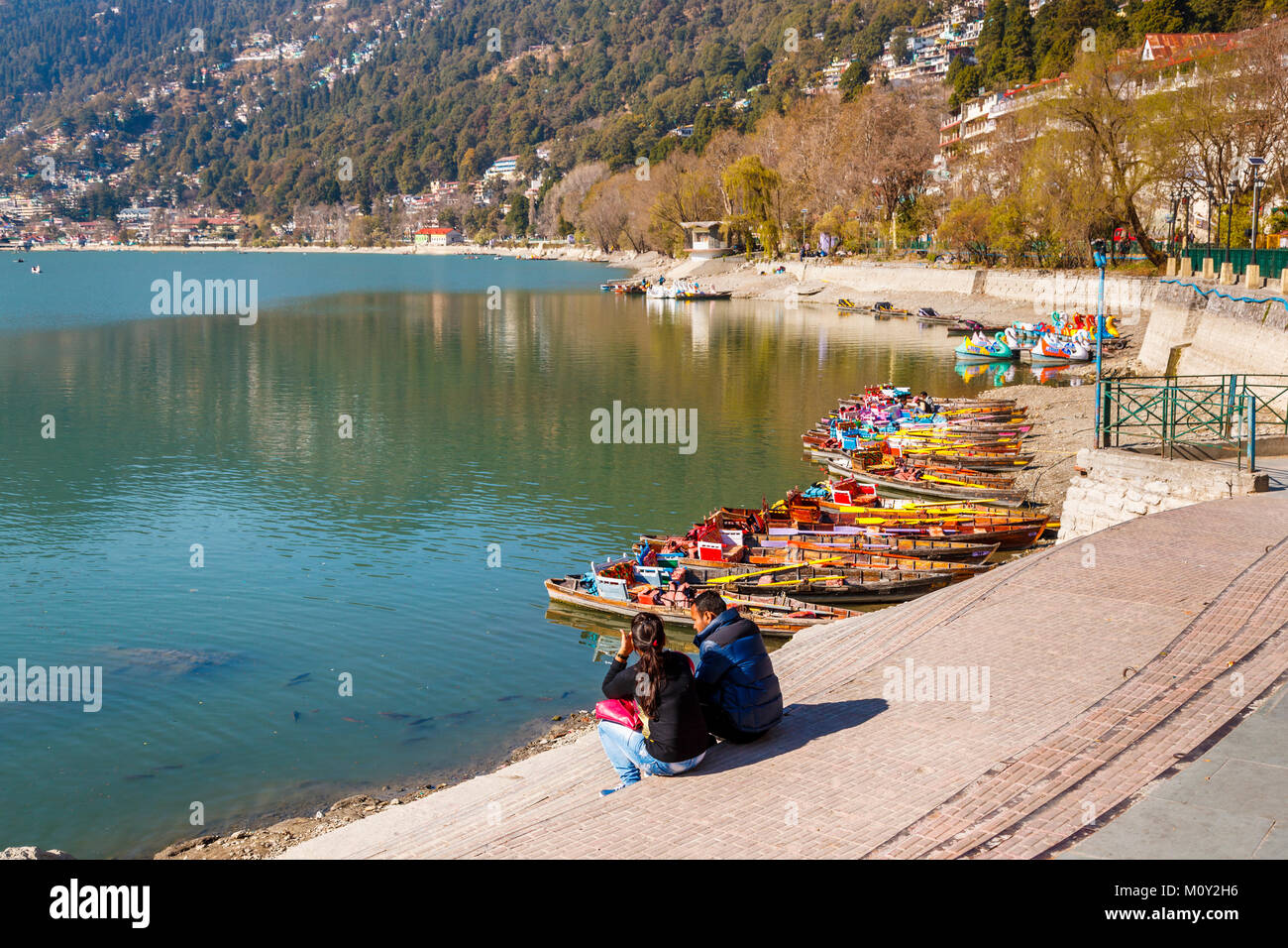 Les loisirs : l'aviron en bois colorés traditionnels bateaux amarrés sur la rive,f Lac de Nainital, Ayerpatta, Nainital, Uttarakhand, Inde du nord Banque D'Images