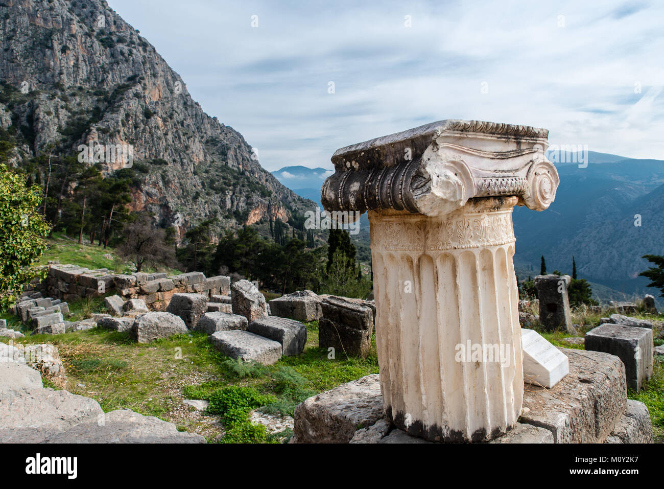 Fragment de colonne dans la vue d'excavation de l'ancienne ville de Delphes, Grèce. Banque D'Images