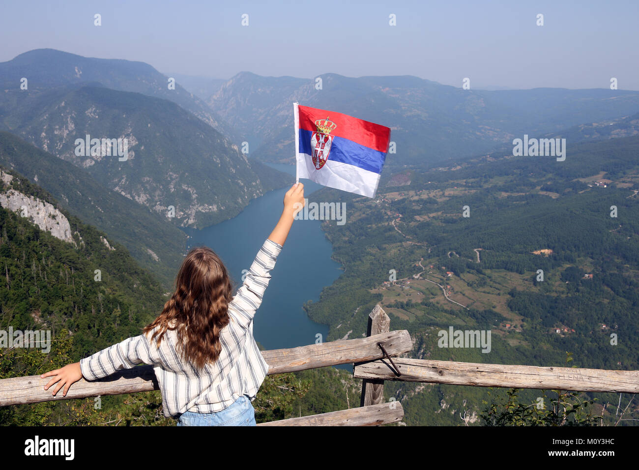 Petite fille avec un drapeau serbe sur le point de vue Banjska stena Tara mountain Banque D'Images