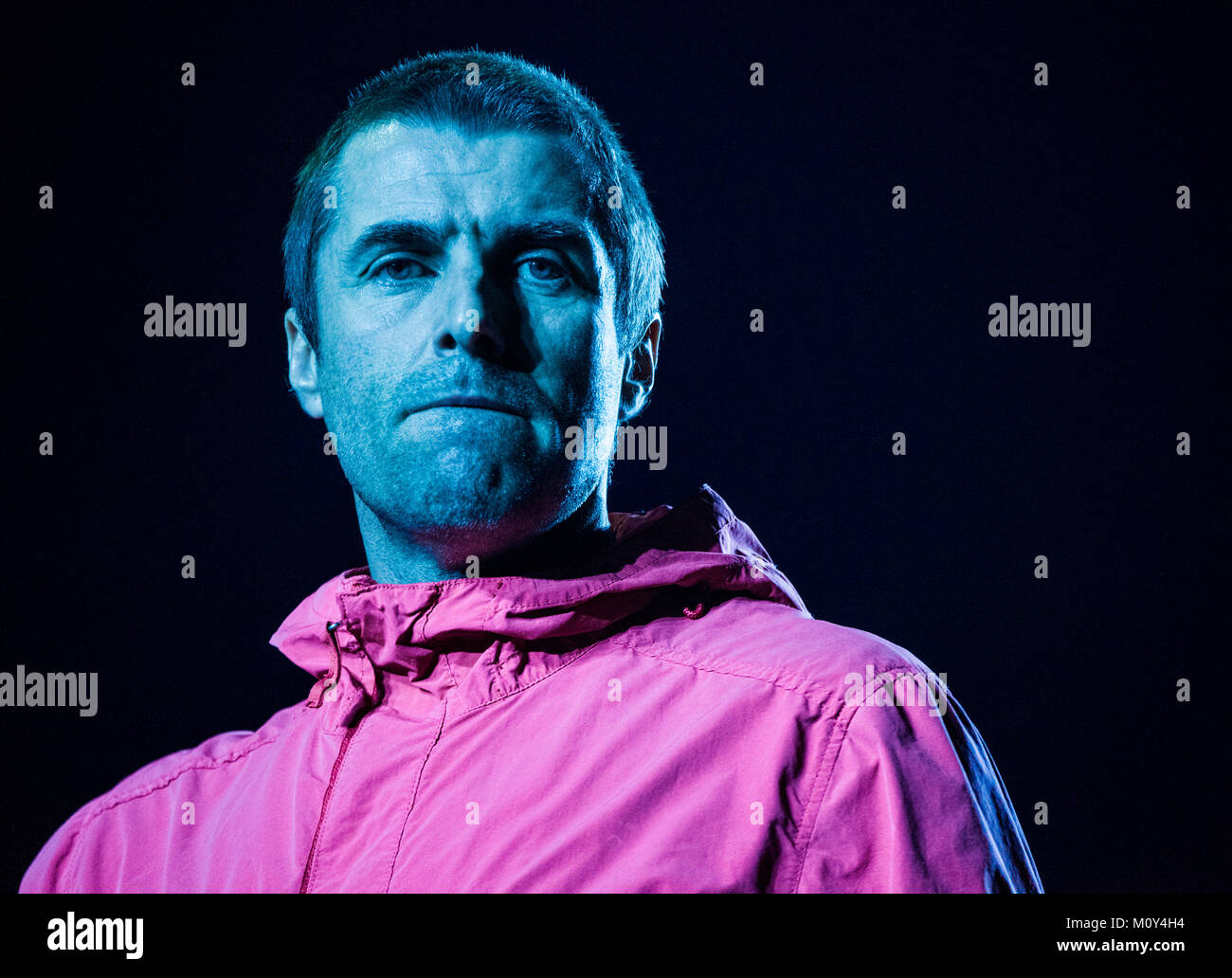 Portrait de Liam Gallagher dans dossier rose, performances live, Leeds, Dec 2017 Banque D'Images