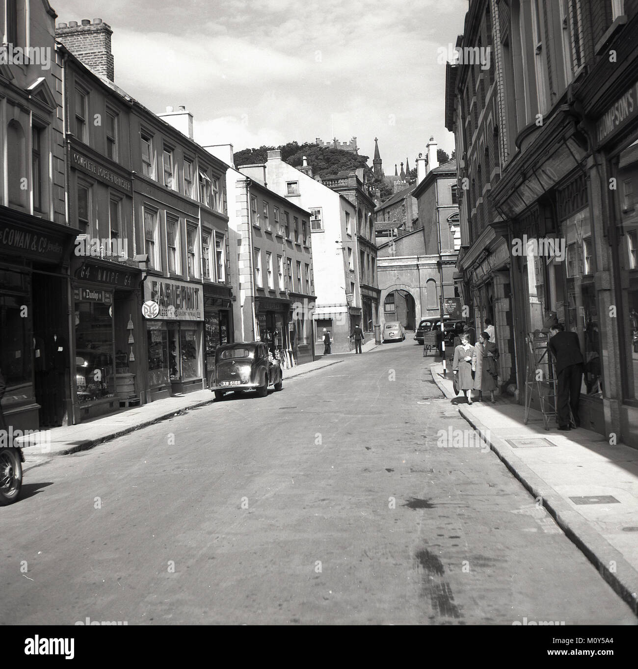 Années 1950, photo historique montrant une vue de la rue Scotch, Armagh, en Irlande du Nord. Cathédrale St Patricks est juste vu dans la distance au-dessus des arbres. Banque D'Images