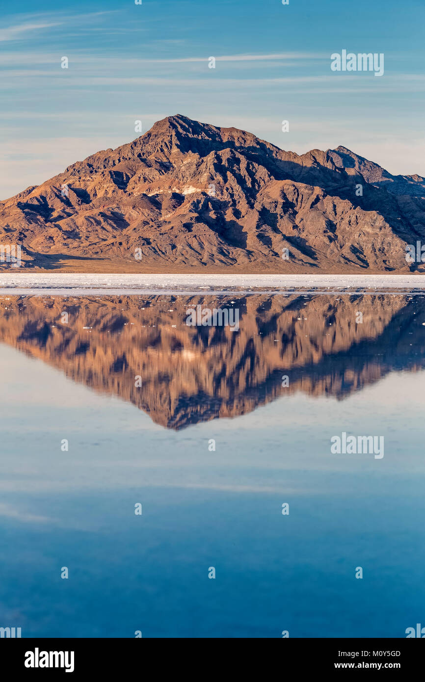 L'île d'argent reflétant dans l'eau salée à la Bonneville Salt Flats, qui est des terres BLM à l'ouest du Grand Lac Salé, Utah, USA Banque D'Images