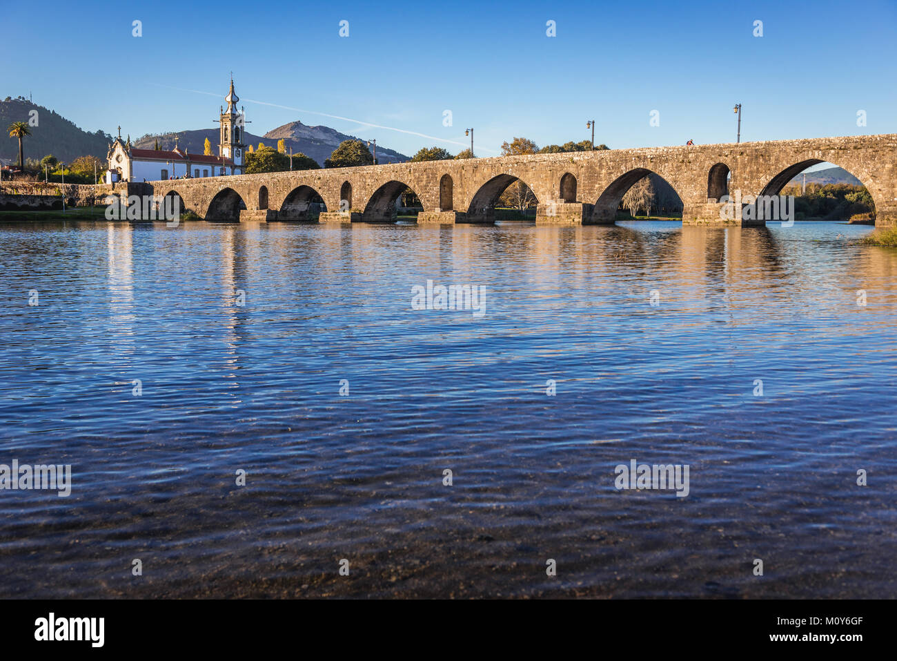 Pont Romain vu à partir de la banque du fleuve Lima à Ponte de Lima, ville d'une partie du district de Viana do Castelo, Norte de Portugal Banque D'Images