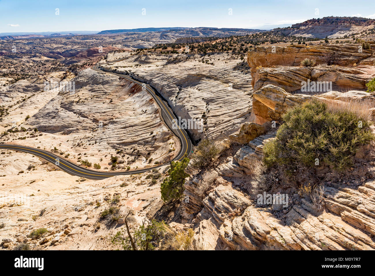 Regardant vers le bas sur l'Utah Scenic Byway 12 de la tête des rochers surplombent dans Grand Staircase-Escalante National Monument. Banque D'Images