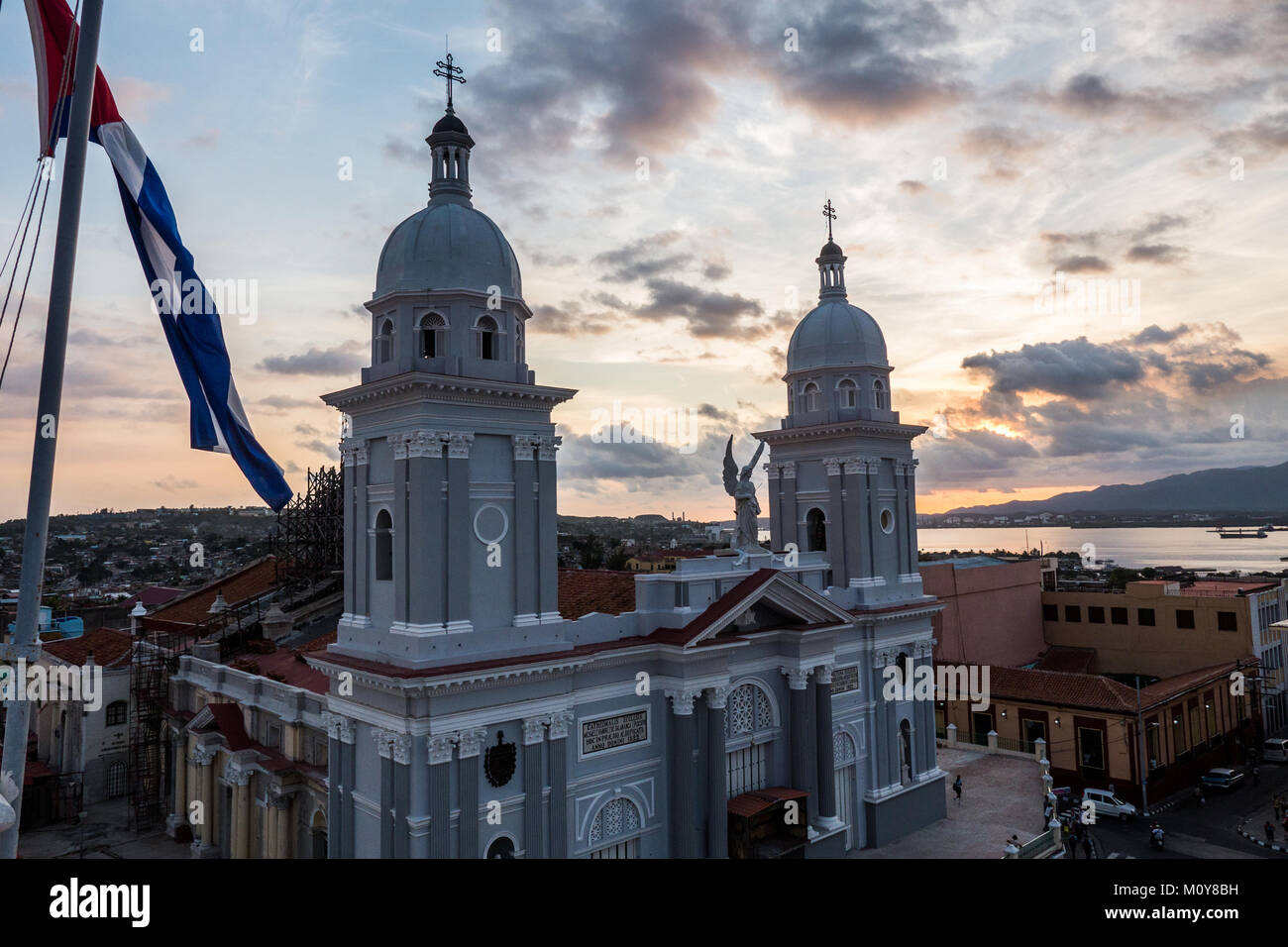 Près de cathédrale Cespedes Park au coucher du soleil à Santiago de cuba Banque D'Images