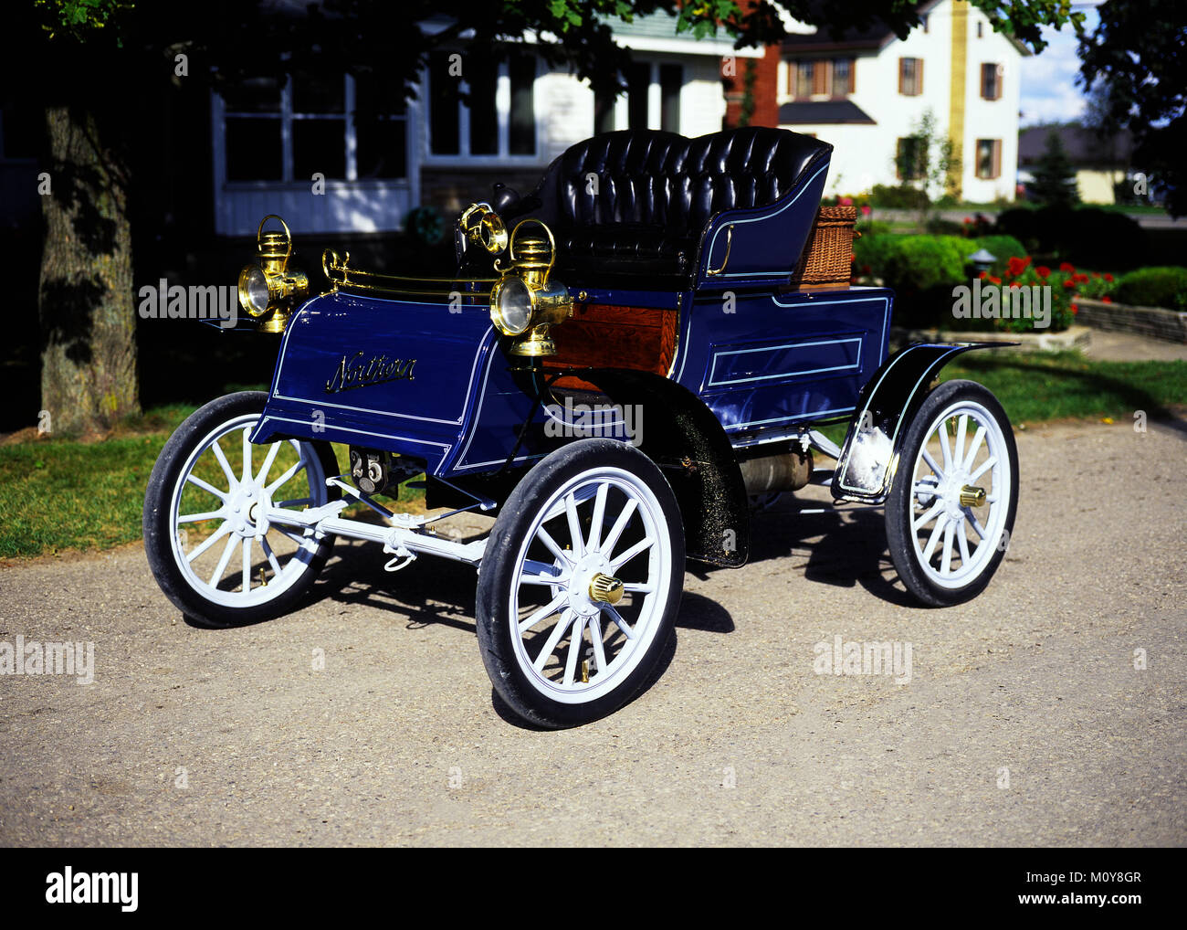 1905 Le nord de l'automobile sur la chaussée. Banque D'Images