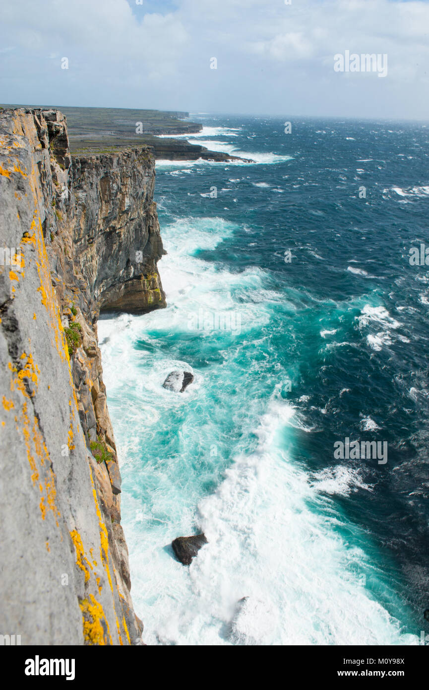 Les falaises d'Aran, qui s'étend dans tout le côté ouest de l'île d'Inis Mor sont dramatiques et falaises magnifiques avec des vues spectaculaires. Les îles Aran ( Banque D'Images