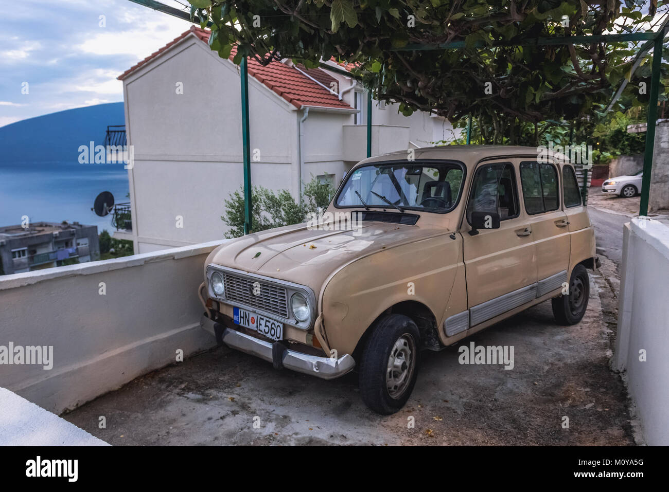 Ancienne voiture Renault 4 à Herceg Novi ville sur la côte de la mer adriatique au Monténégro Banque D'Images