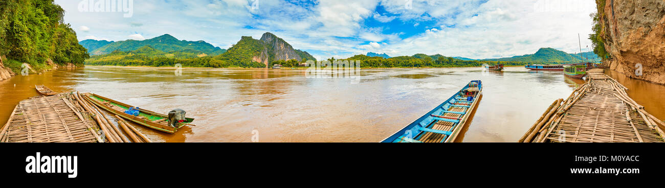 Bateaux touristiques à l'embarcadère de Pak Ou grotte. Paysage magnifique panorama, Luang Prabang, Laos. Banque D'Images