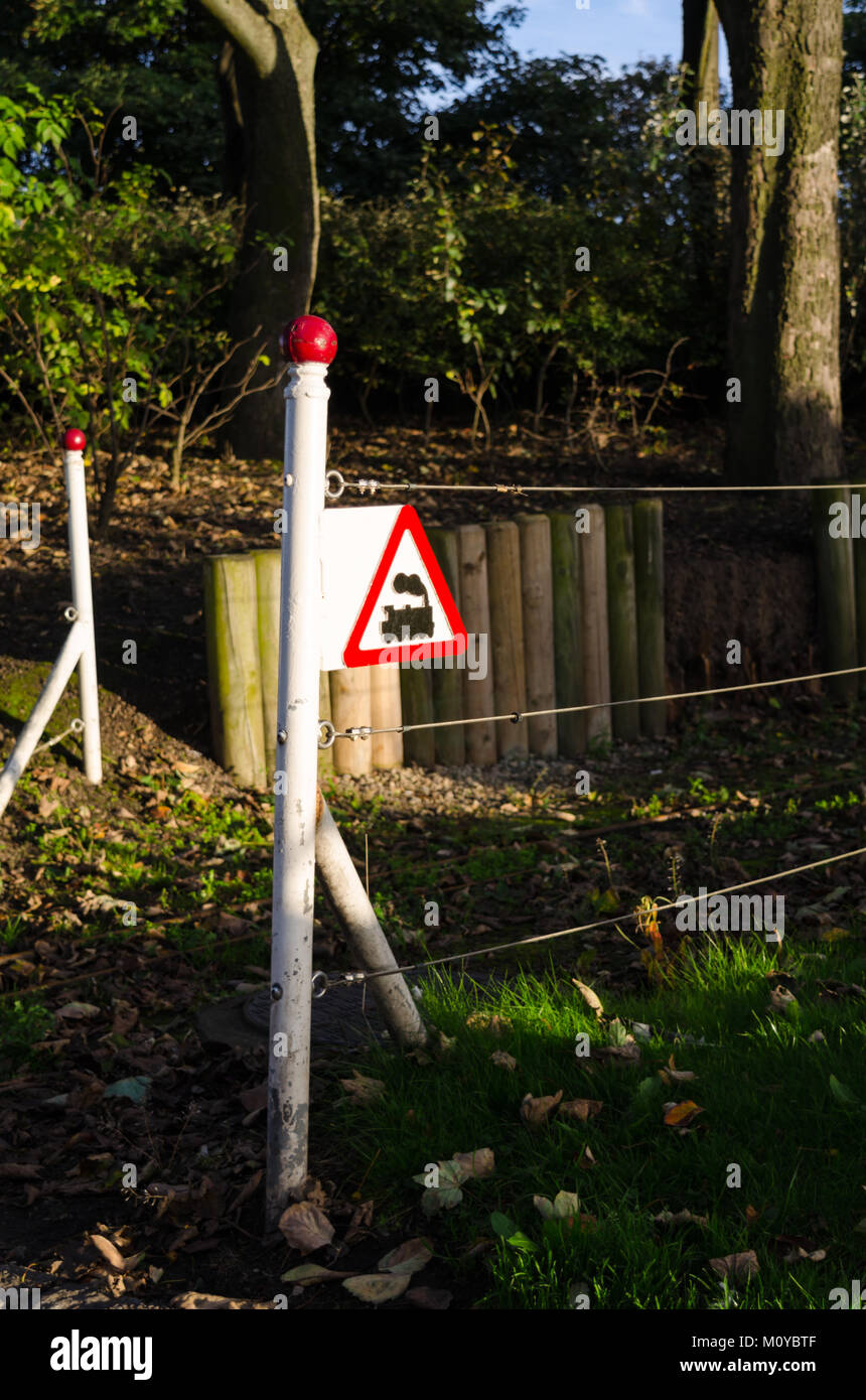 Panneau d'Avertissement de chemin de fer miniature et garde-fous au parc marin du Sud, South Tyneside Banque D'Images