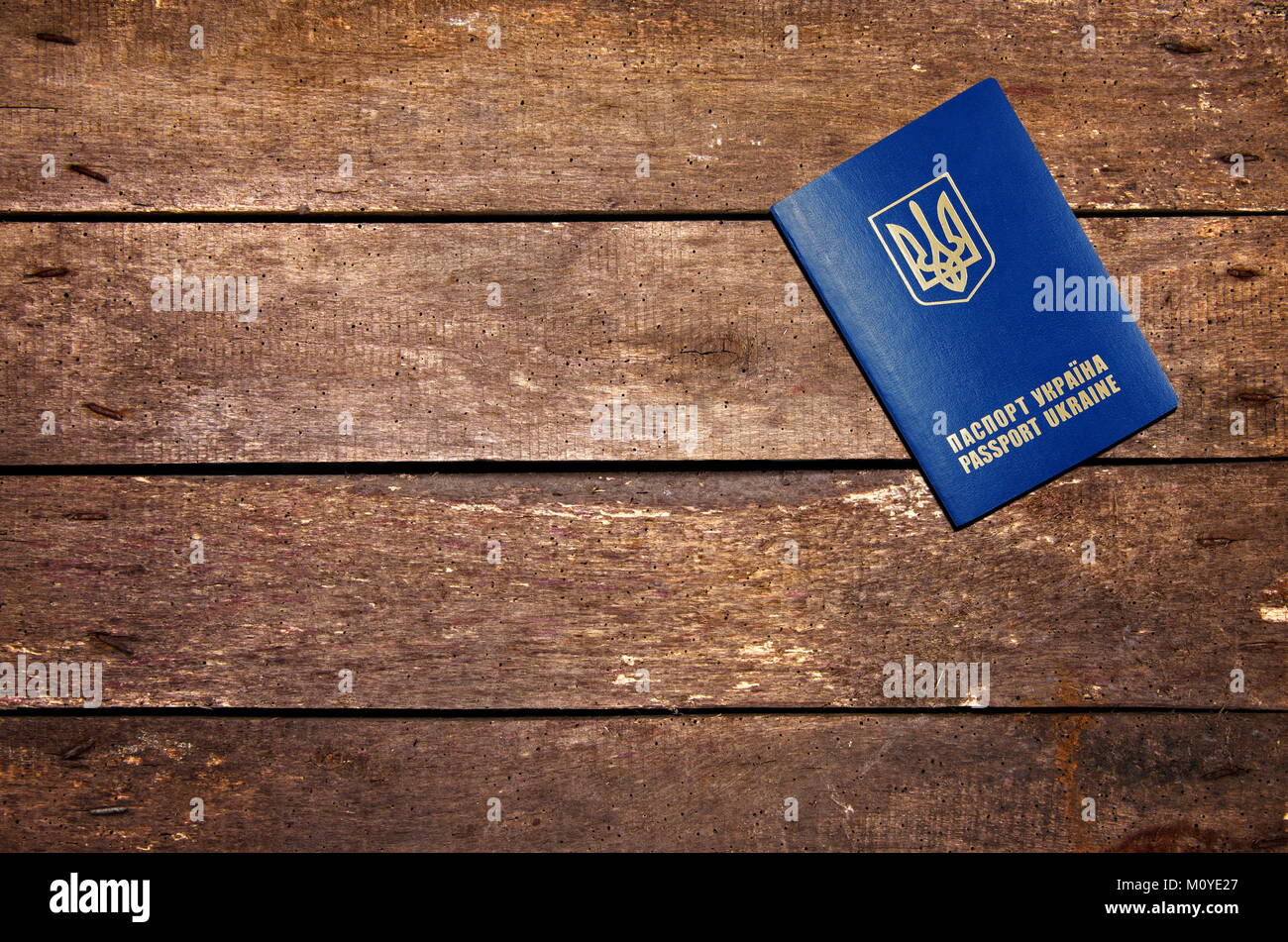 Passeport de l'Ukraine sur la table Banque D'Images