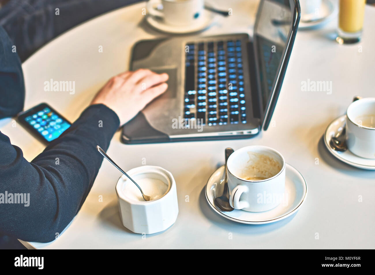 Matin occupé avec la perte de tasses de thé ou café vide sur la table Banque D'Images