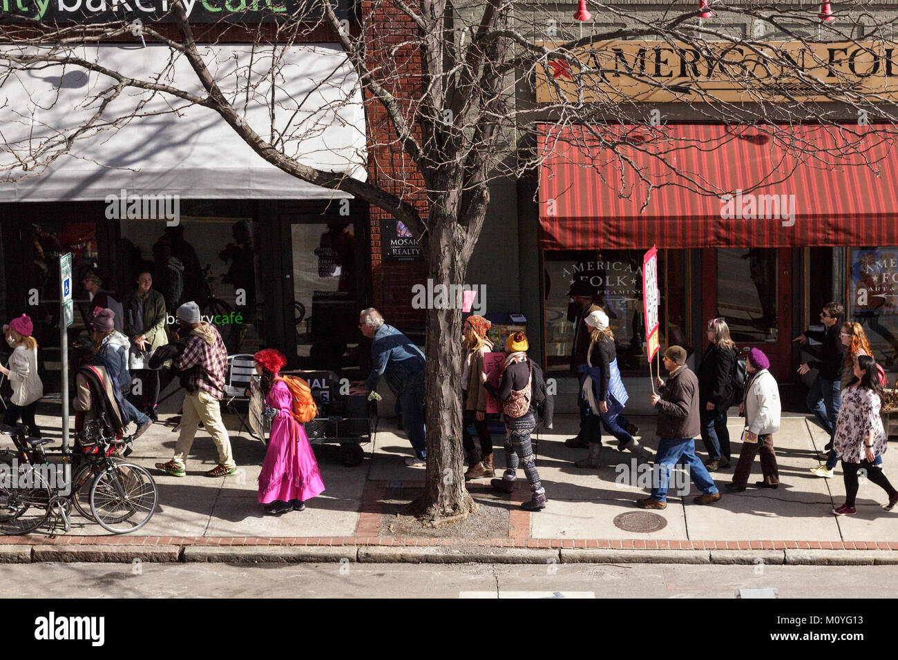 Les manifestants à pied sur le trottoir au centre-ville de Asheville à la Marche des femmes de 2018 Banque D'Images
