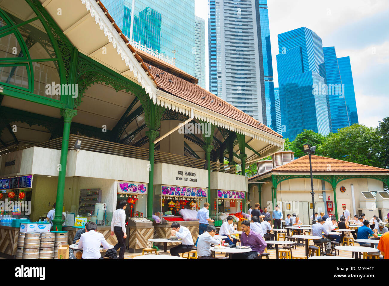 Singapour - Jan 16, 2017 : Les gens de la nourriture populaire cour à Singapour. Des stands de nourriture bon marché sont nombreux dans la ville de sorte que la plupart des Singapouriens dîner dehors un Banque D'Images