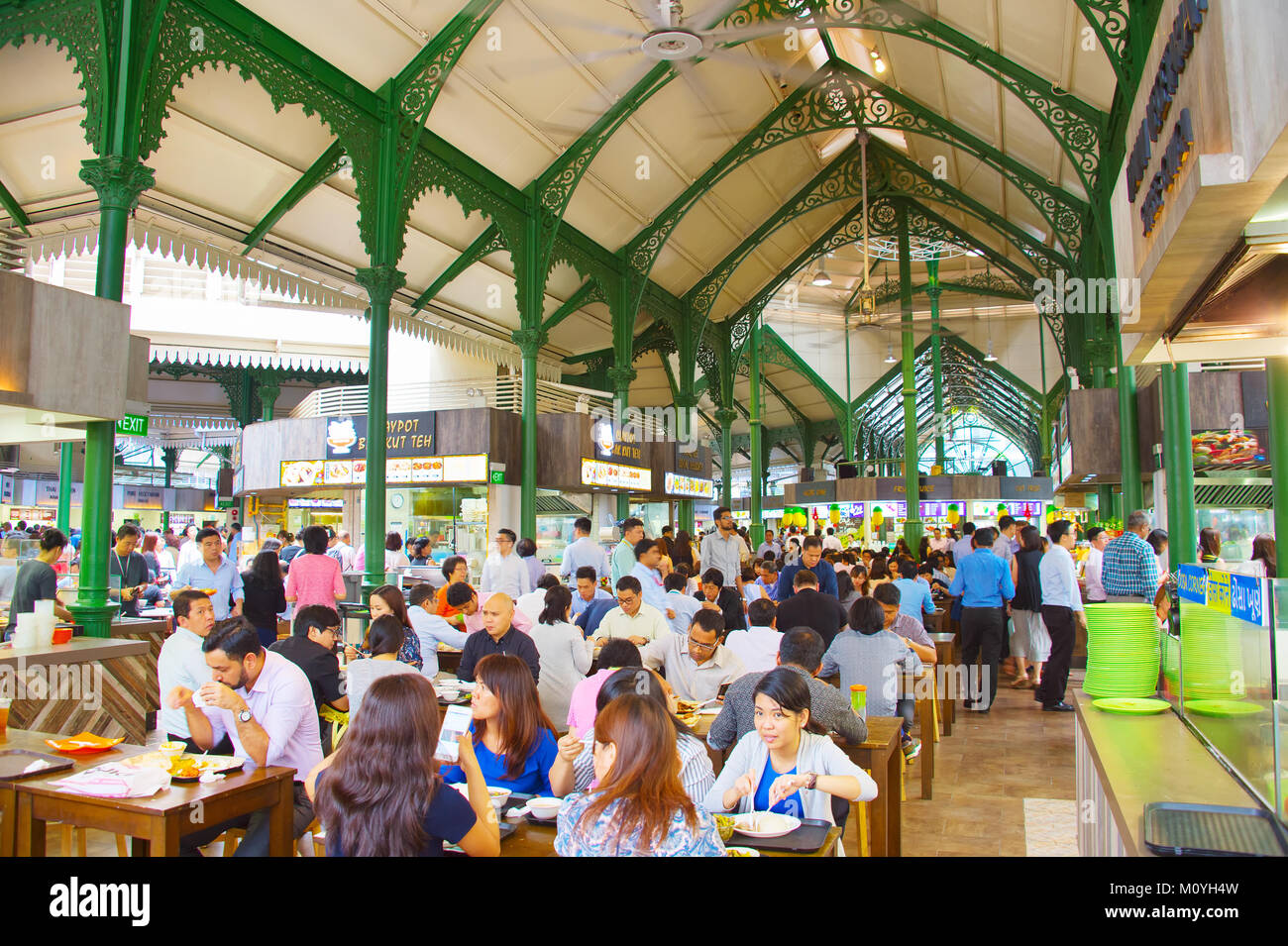 Singapour - Jan 16, 2017 : Les gens de la nourriture populaire cour à Singapour. Des stands de nourriture bon marché sont nombreux dans la ville de sorte que la plupart des Singapouriens dîner dehors un Banque D'Images