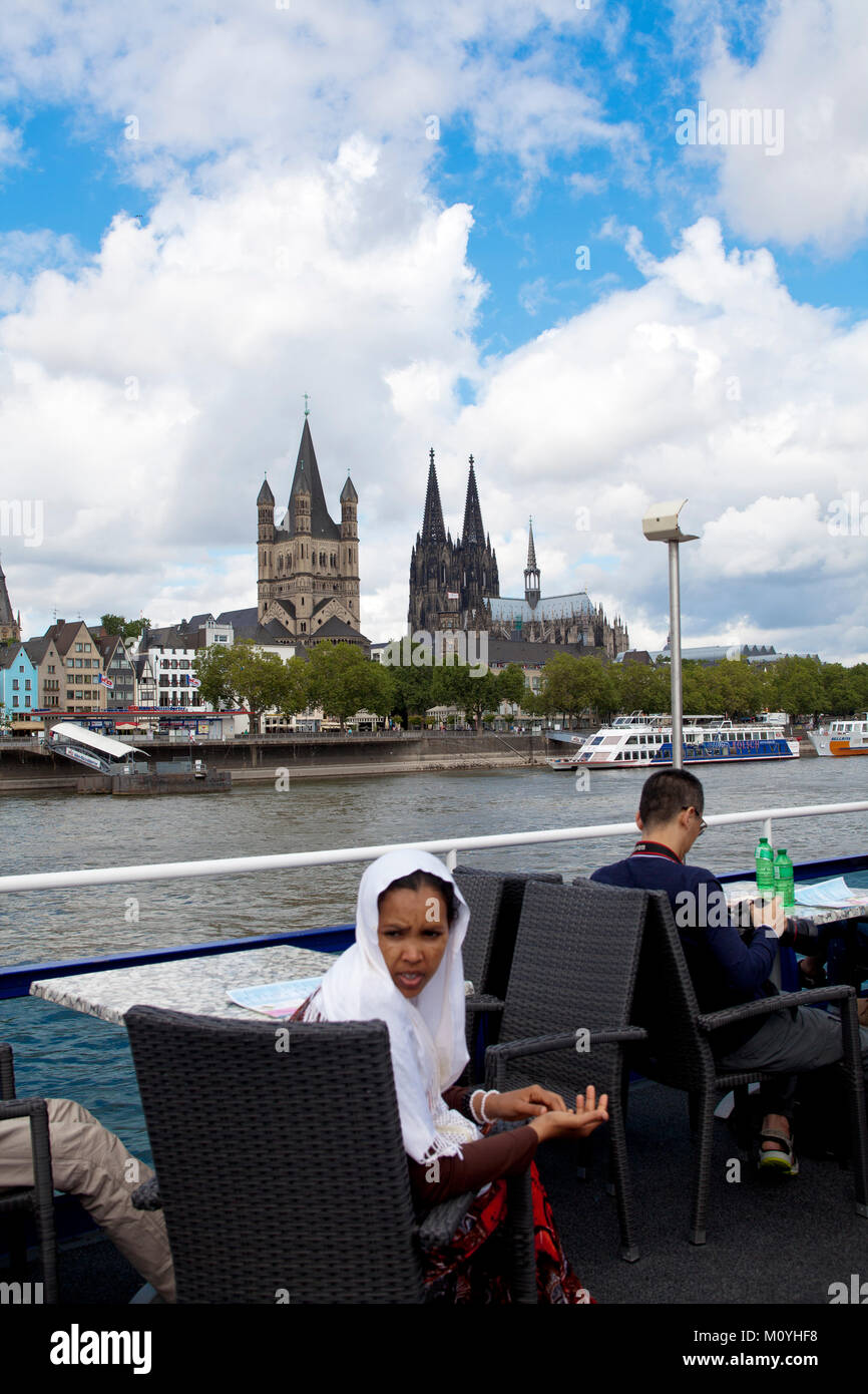 Allemagne, Cologne, vue d'un navire à l'église romane Saint Martin brut et à la cathédrale. Deutschland, Koeln, von einem Blick zum Schiff Kir Banque D'Images