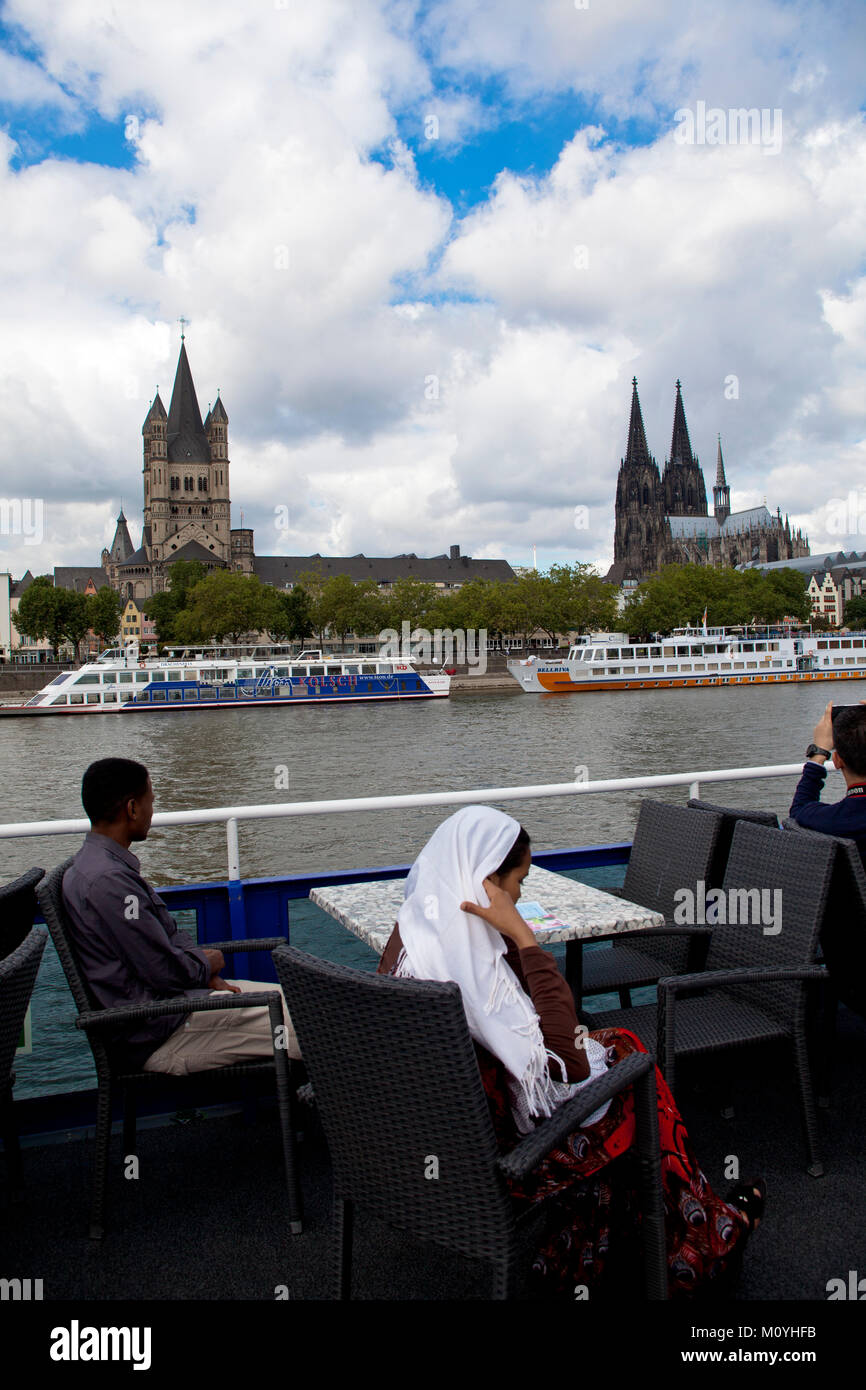 Allemagne, Cologne, vue d'un navire à l'église romane Saint Martin brut et à la cathédrale. Deutschland, Koeln, von einem Blick zum Schiff Kir Banque D'Images
