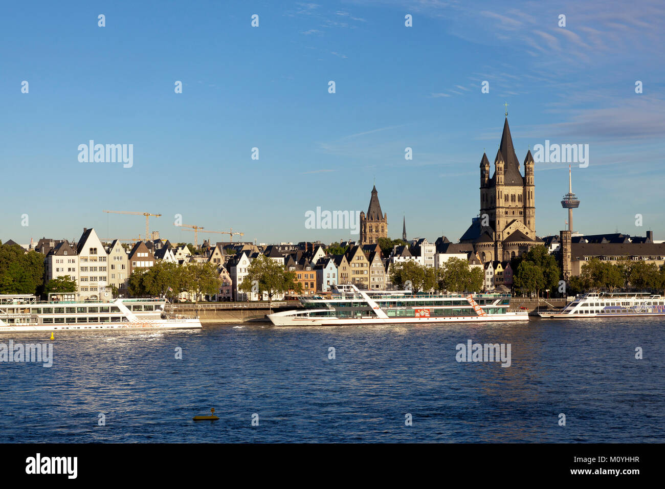 Allemagne, Cologne, vue sur le Rhin pour le clocher de l'hôtel de ville historique et l'église romane Saint Martin brut. Deutschland, Koeln Banque D'Images