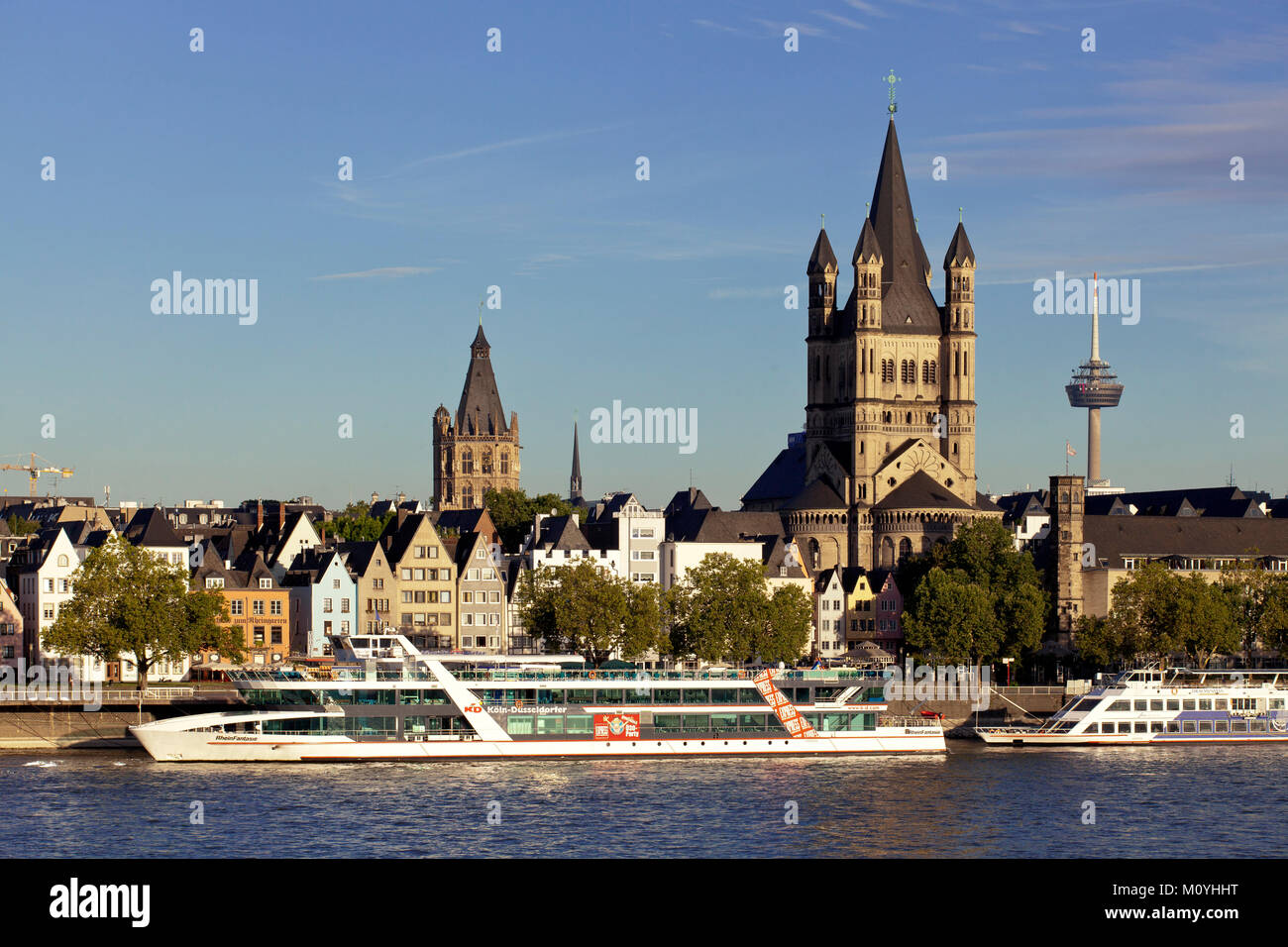 Allemagne, Cologne, vue sur le Rhin pour le clocher de l'hôtel de ville historique et l'église romane Saint Martin brut. Deutschland, Koeln Banque D'Images