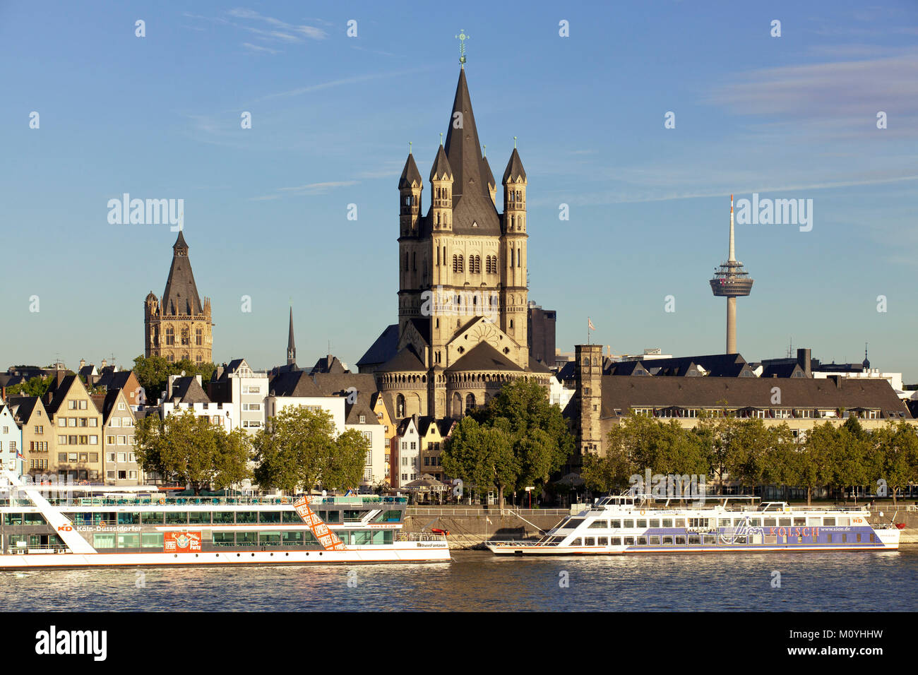Allemagne, Cologne, vue sur le Rhin pour le clocher de l'hôtel de ville historique et l'église romane Saint Martin brut. Deutschland, Koeln Banque D'Images
