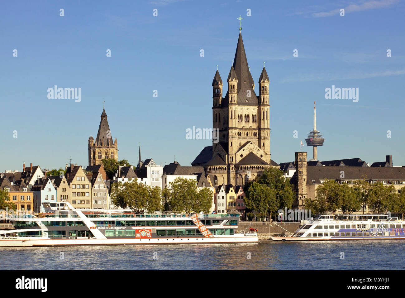 Allemagne, Cologne, vue sur le Rhin pour le clocher de l'hôtel de ville historique et l'église romane Saint Martin brut. Deutschland, Koeln Banque D'Images