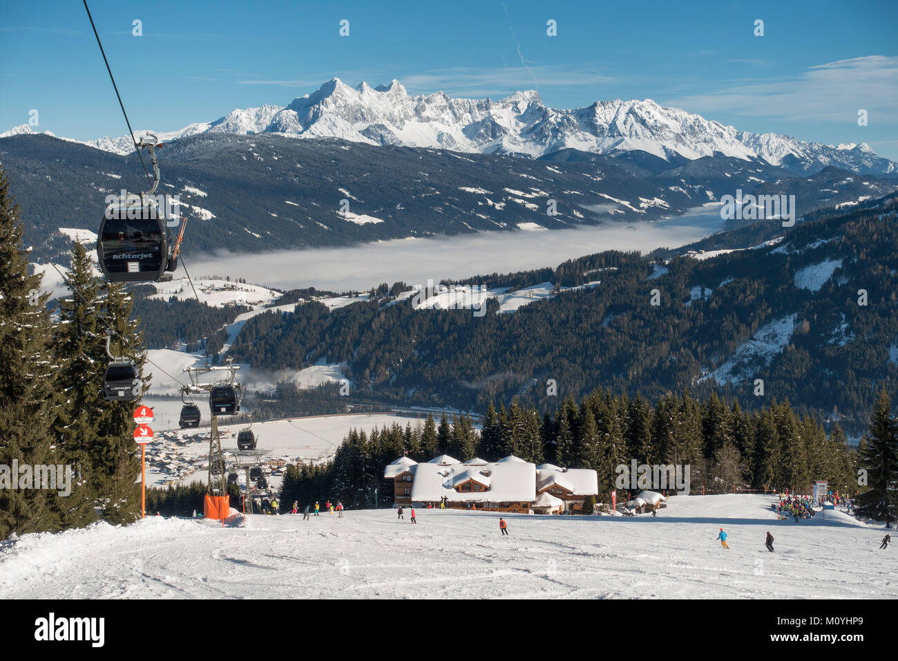 Pente de ski avec téléskis à l'Griesenkareck,1991m,Ski amade région',derrière massif du Dachstein communauté,Flachau Banque D'Images