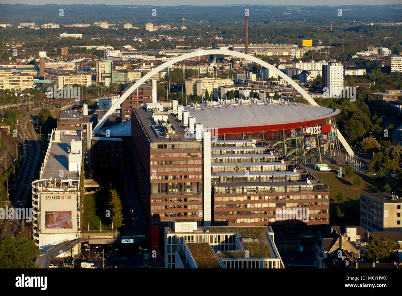 Allemagne, Cologne, vue depuis la tour Triangle dans le quartier de Deutz, la Lanxess Arena anciennement Koeln Arena, en face d'elle l'hôtel de ville. Banque D'Images