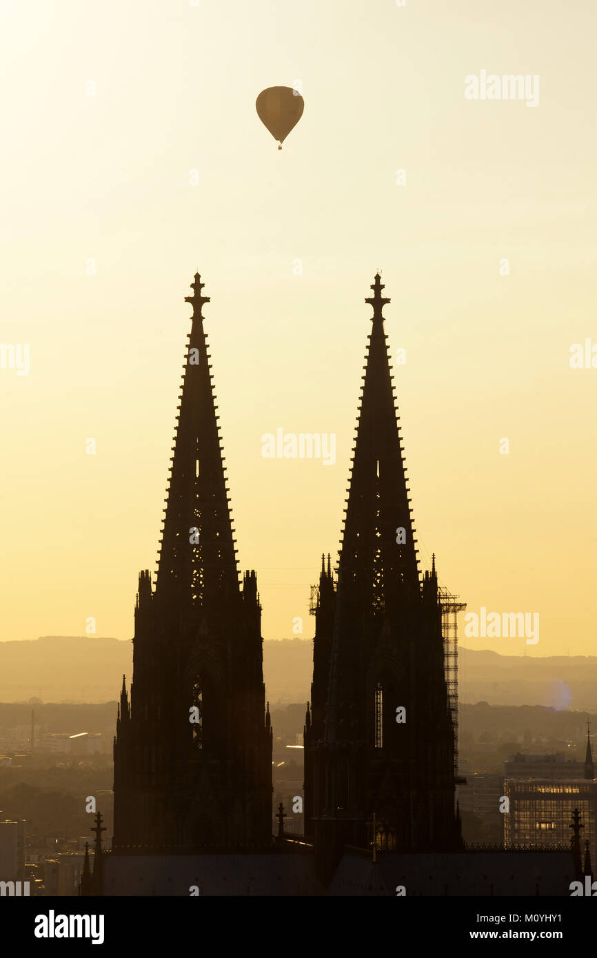 Allemagne, Cologne, ballon à air chaud au-dessus de la cathédrale de Cologne Deutschland, Koeln, Heissluftballon ueber dem Koelner Dom. Banque D'Images