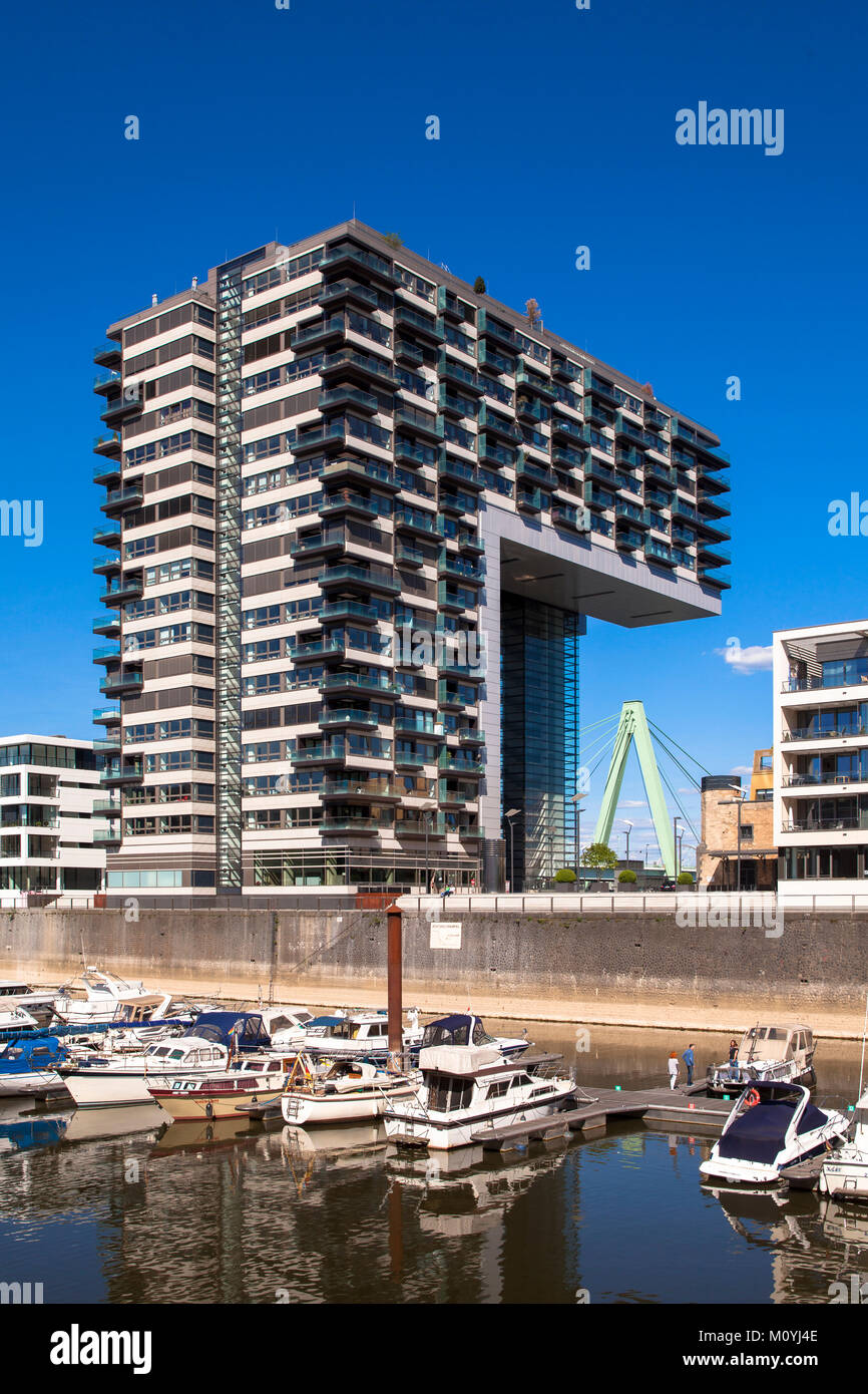 Allemagne, Cologne, Crane House North à l'Rheinau harbour, la grue nord accueille des 133 appartements de luxe avec une superficie totale de 15 000 squar Banque D'Images